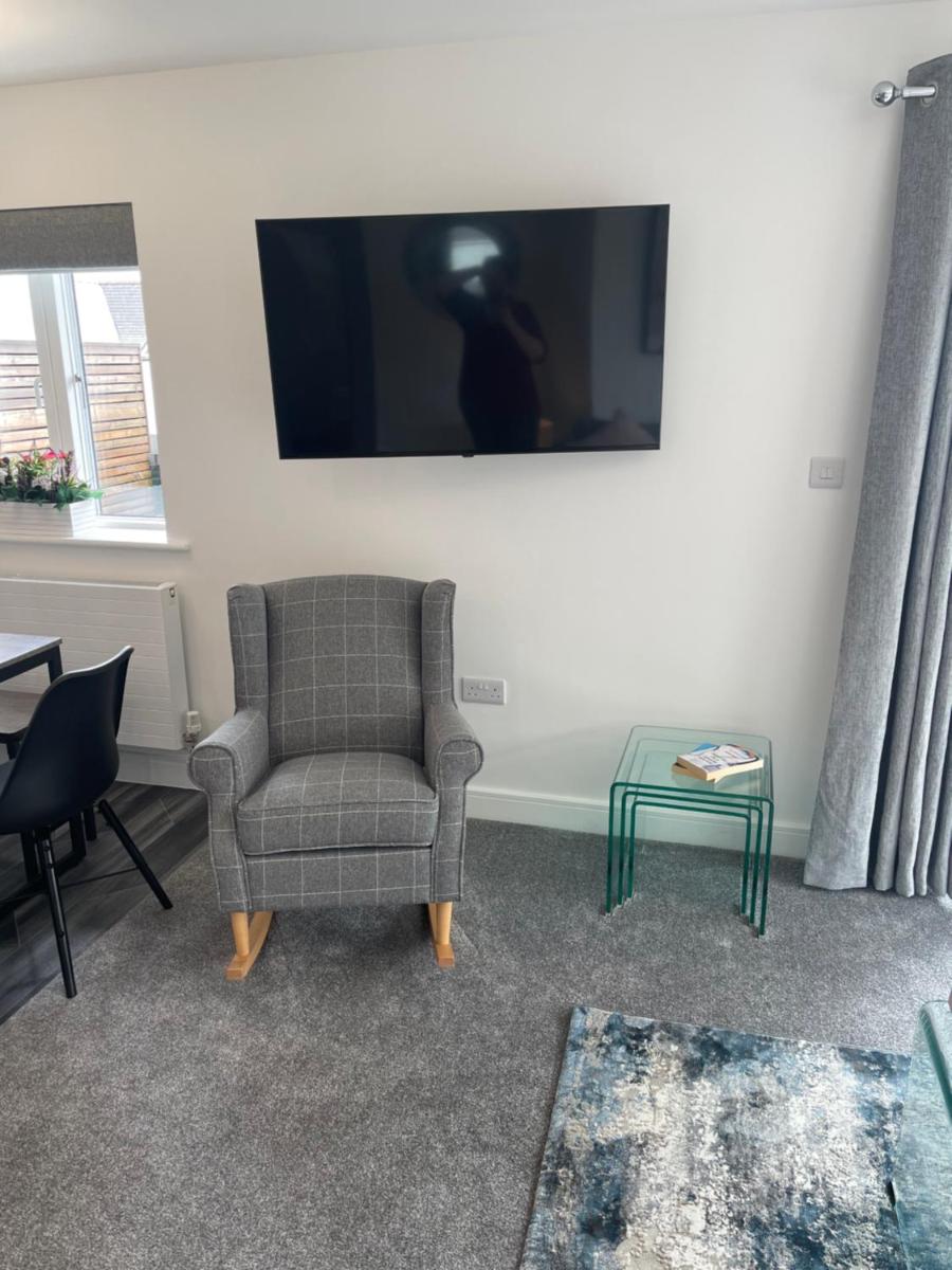 Salisbury Suite - Modern 2 bedroom flat with parking in Menai Bridge - Housity