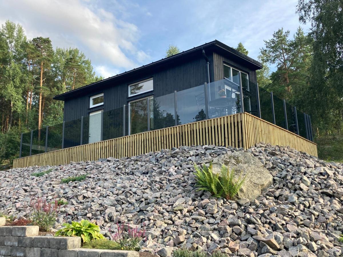Cabin in the woods, close to Lake Mälaren - Housity