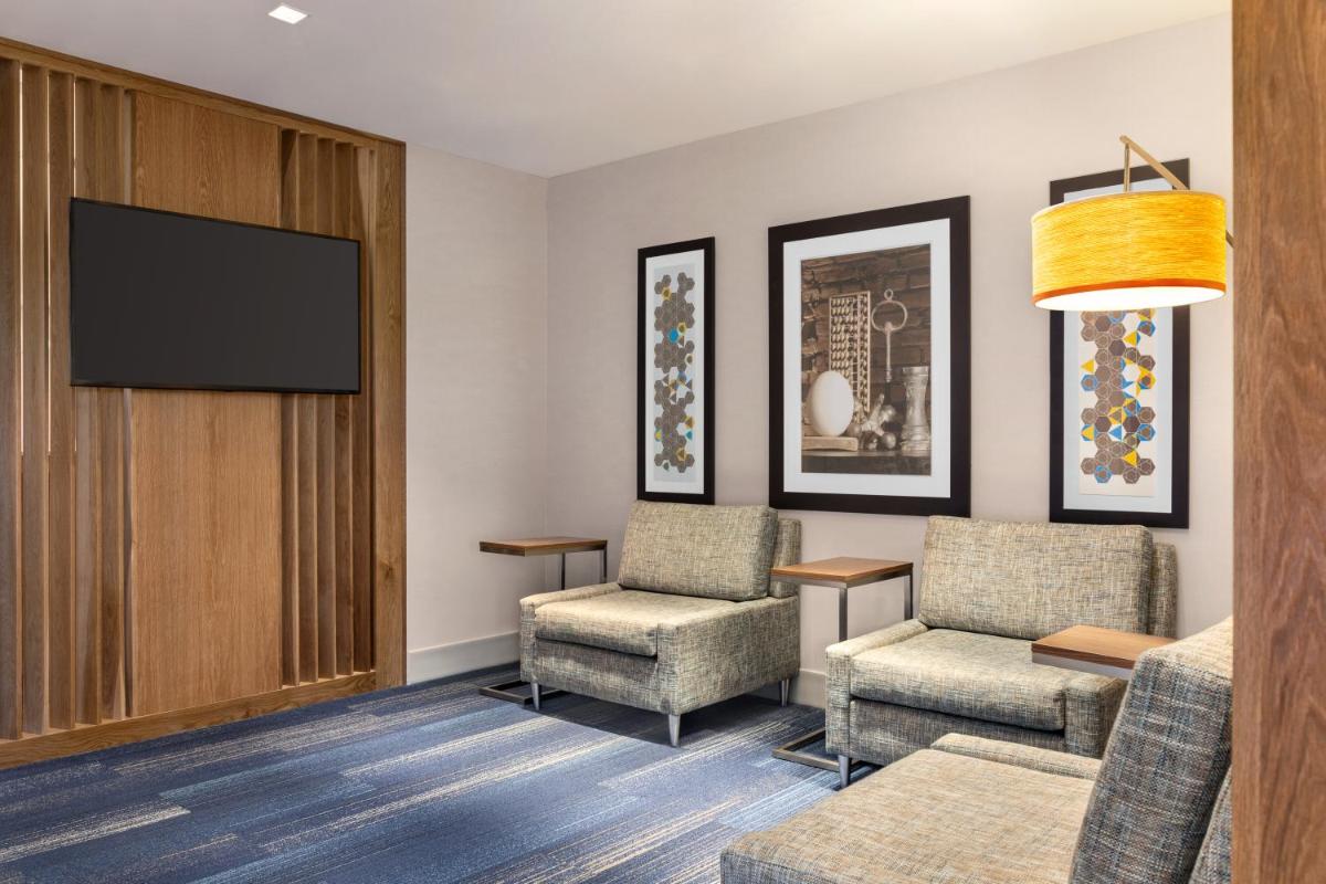 Holiday Inn Express & Suites Denver Airport, an IHG Hotel - Housity