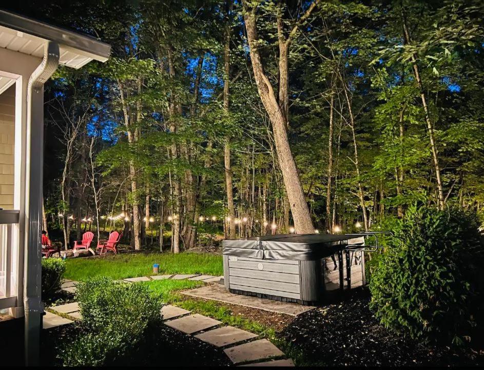 Cozy Cottage with Hot Tub! Family Friendly - Housity