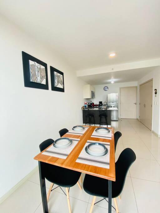 Wonderful Condo, fully equipped, just 15 min to airport - Housity