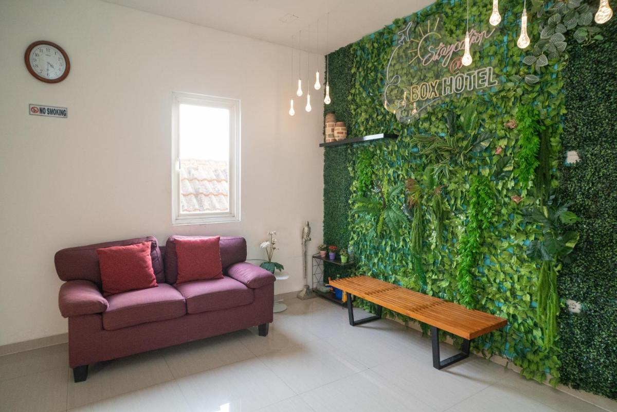 Sans Hotel Kupang Indah Surabaya by RedDoorz - Housity