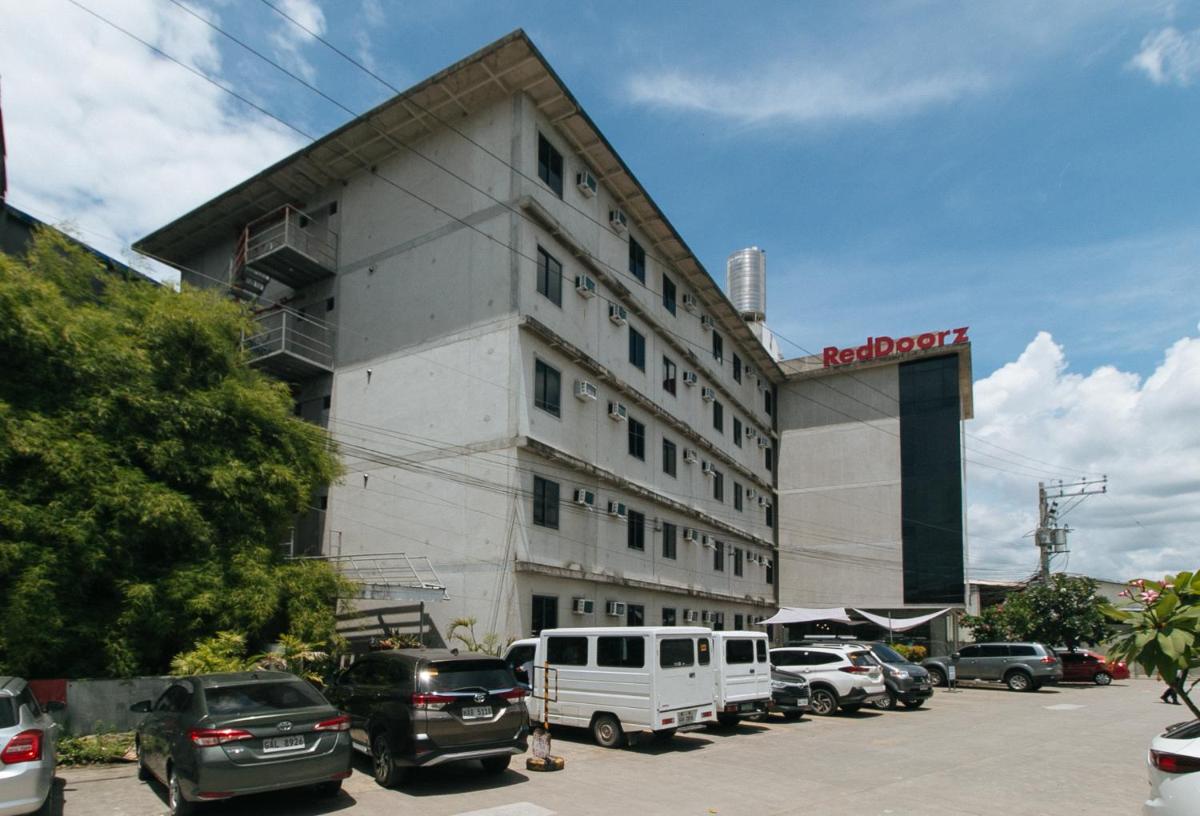 Suitetrails - RedDoorz @ Insular Square Mandaue City