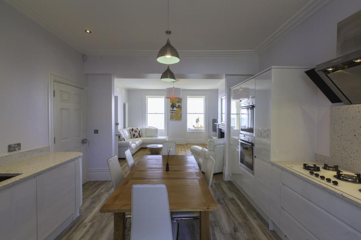 Wellington View: Ground floor apartment with sea views and garden - Hizvo