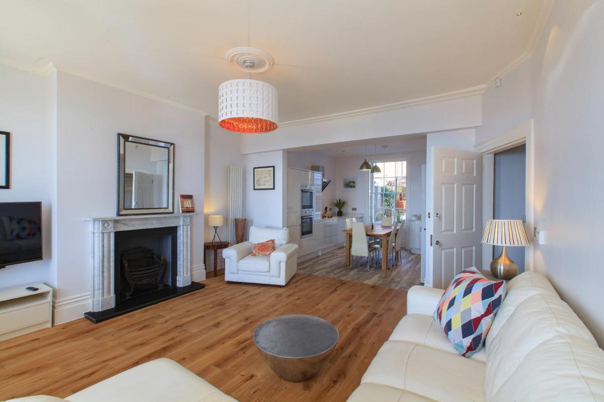 Wellington View: Ground floor apartment with sea views and garden - Hizvo