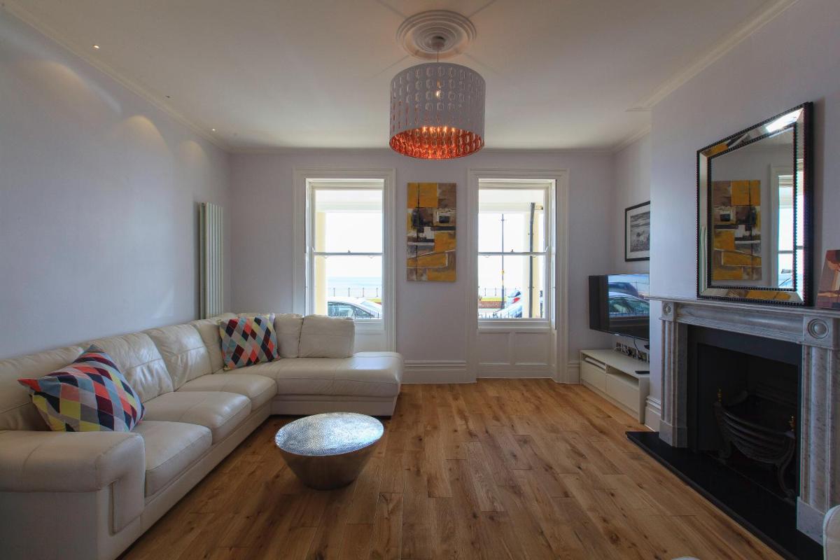 Wellington View: Ground floor apartment with sea views and garden - Hizvo