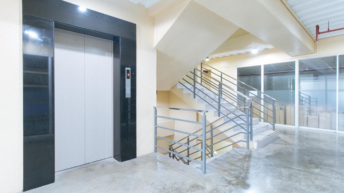Suitetrails - RedDoorz @ Insular Square Mandaue City