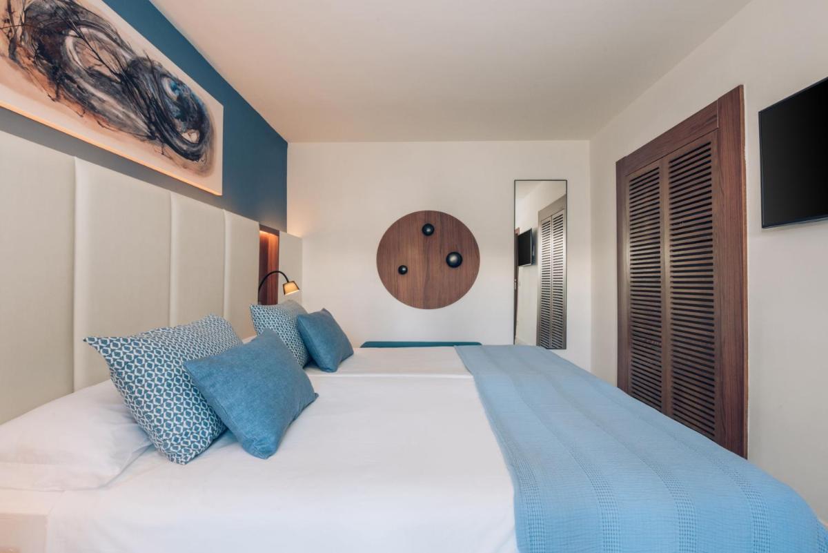 Cama o camas de una habitación en Iberostar Selection Playa de Muro Village