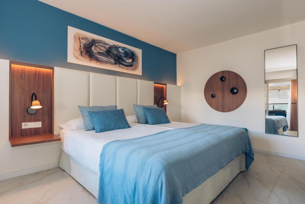 Cama o camas de una habitación en Iberostar Selection Playa de Muro Village