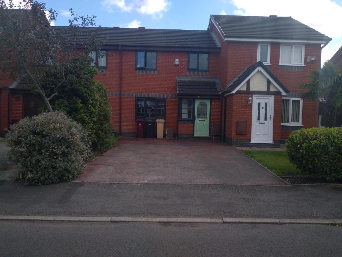 Beautiful 2-Bed House in Bolton with free parking - Housity