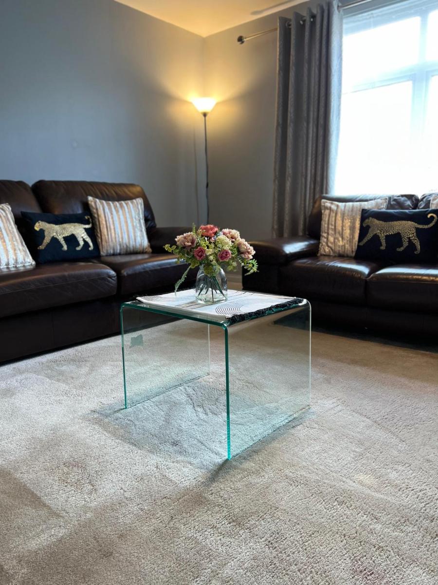 2 BED WEST END APARTMENT. - Housity