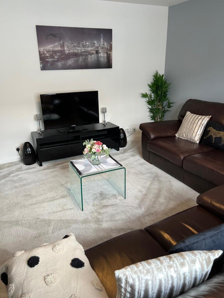 2 BED WEST END APARTMENT. - Housity