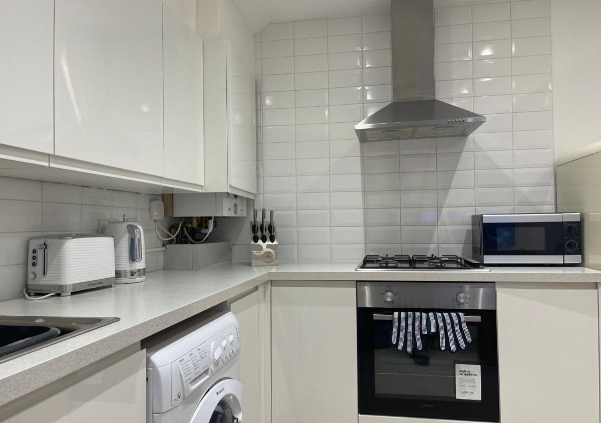 Canterbury Holiday Apartment Sleeps 6 Free Parking Wifi - Housity