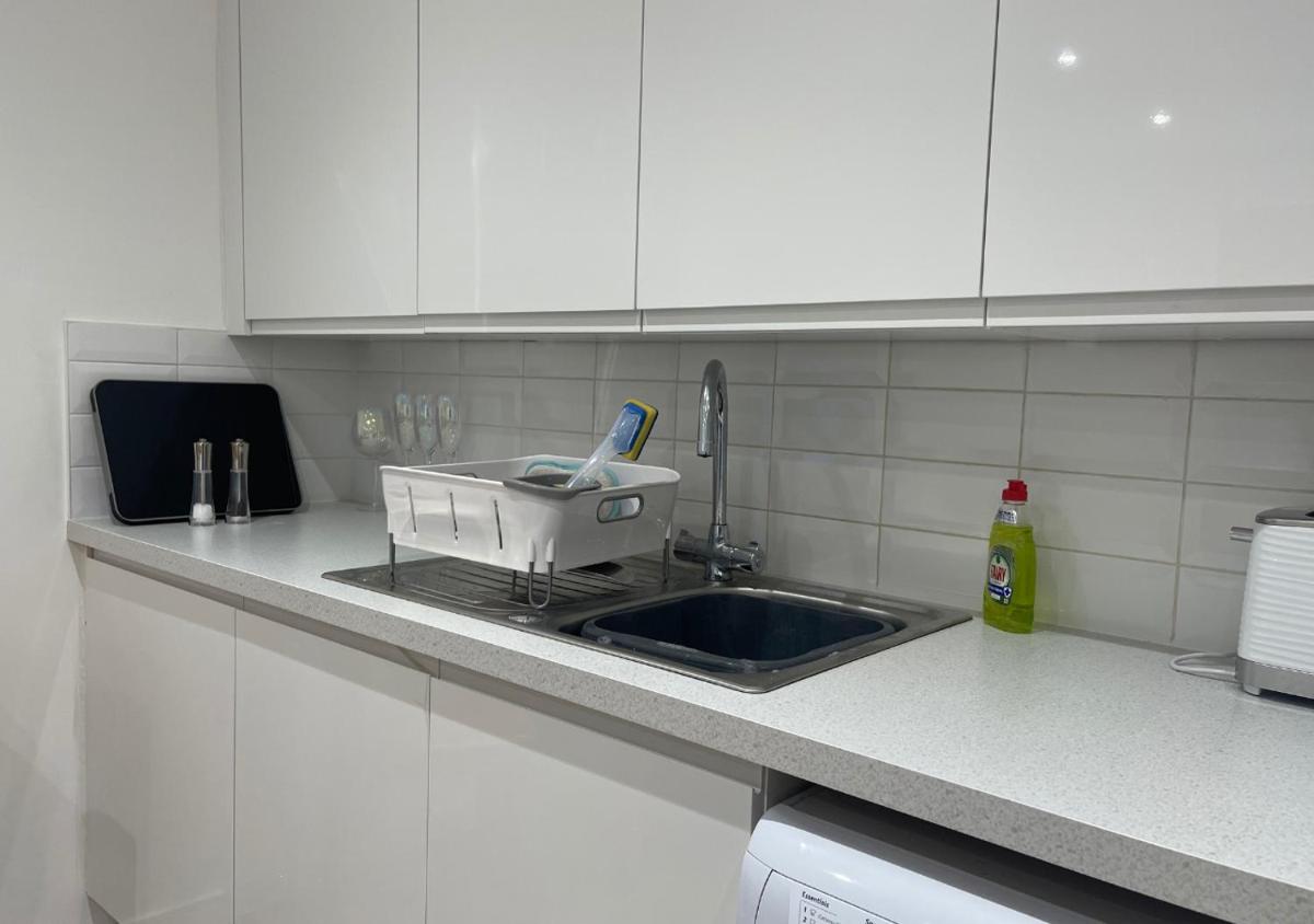 Canterbury Holiday Apartment Sleeps 6 Free Parking Wifi - Housity