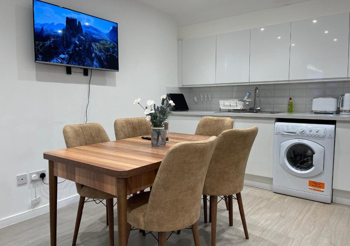 Canterbury Holiday Apartment Sleeps 6 Free Parking Wifi - Housity
