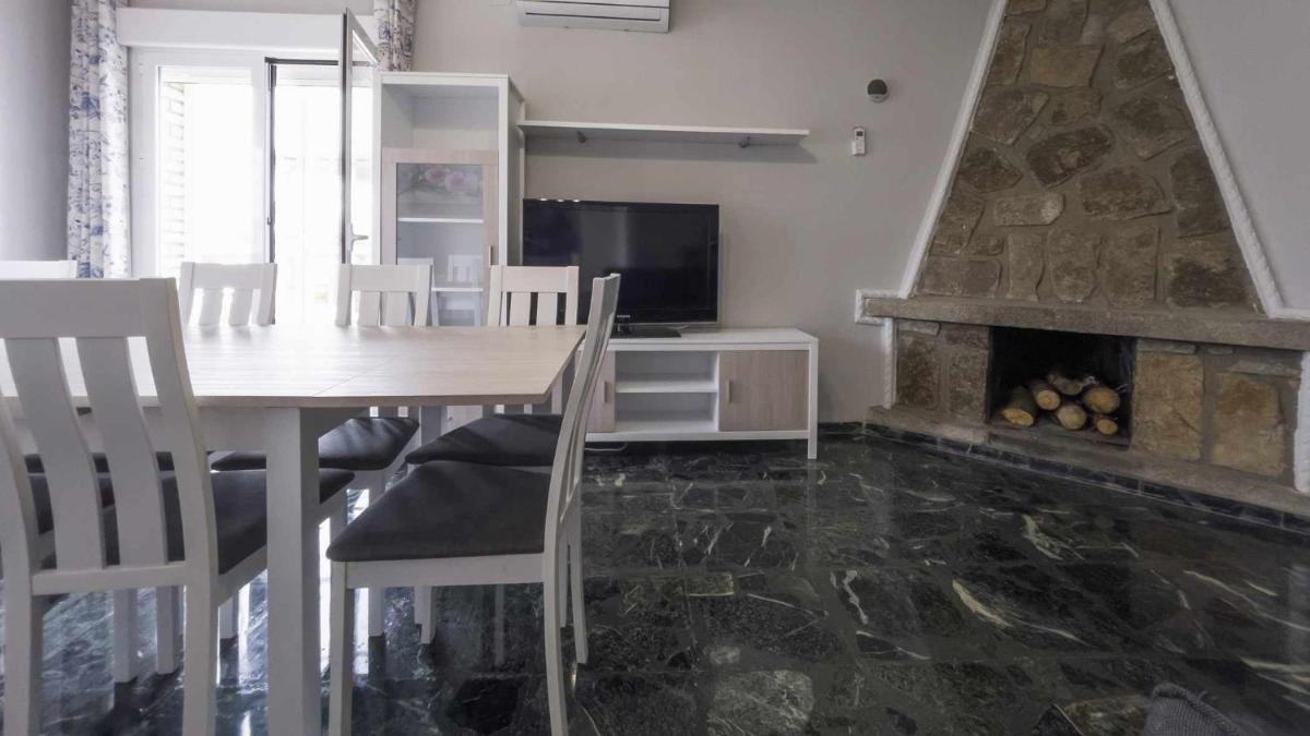 La casa de la tinaja piscina y chimenea by Toledo AP - Housity