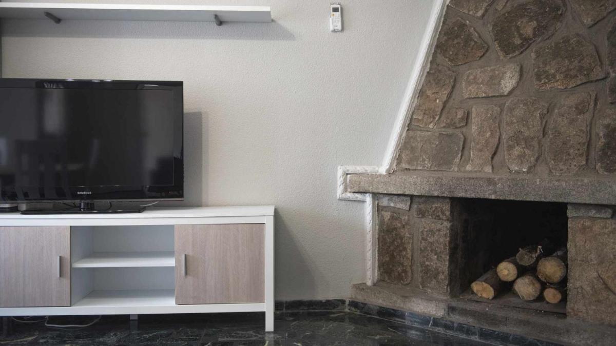 La casa de la tinaja piscina y chimenea by Toledo AP - Housity