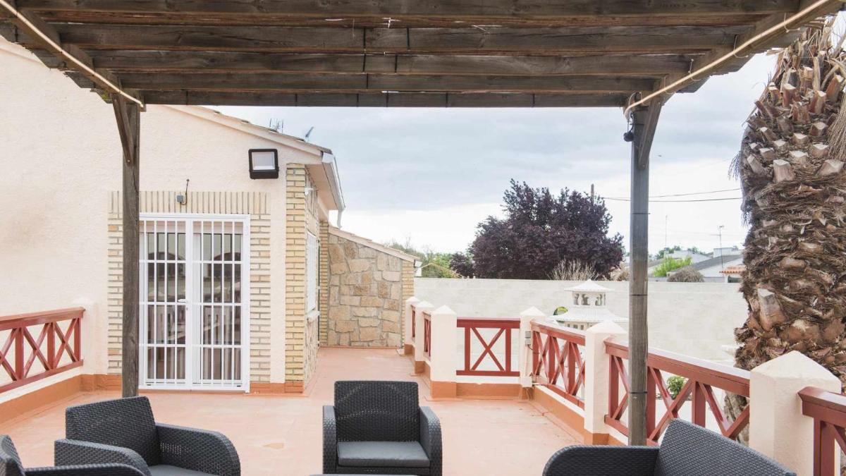 La casa de la tinaja piscina y chimenea by Toledo AP - Housity