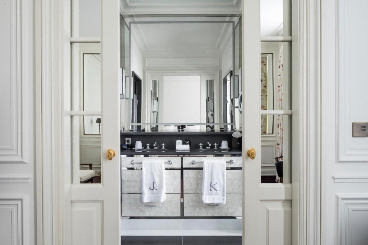une salle de bain avec deux lavabos et un grand miroir dans l'établissement J.K. Place Paris, à Paris une salle de bain avec deux lavabos et un grand miroir dans l'établissement J.K. Place Paris, à Paris