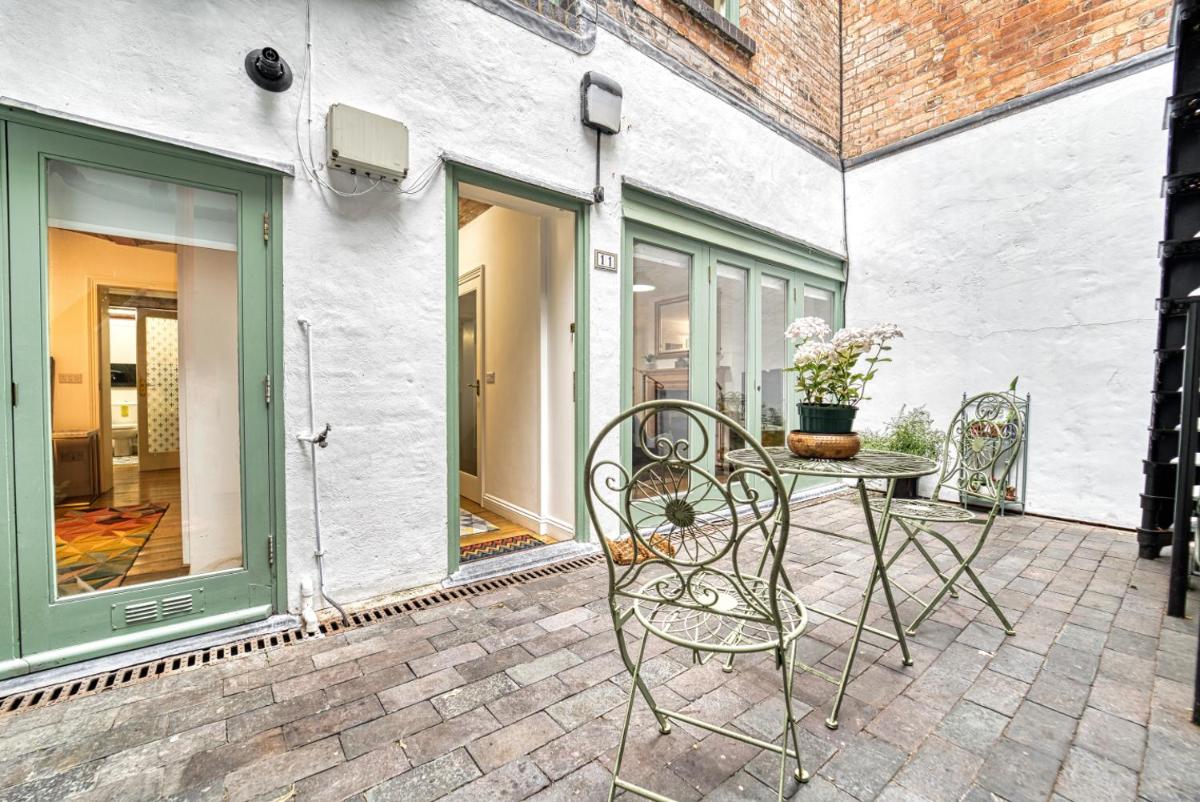 Host & Stay - The Basement on the Tything - Housity
