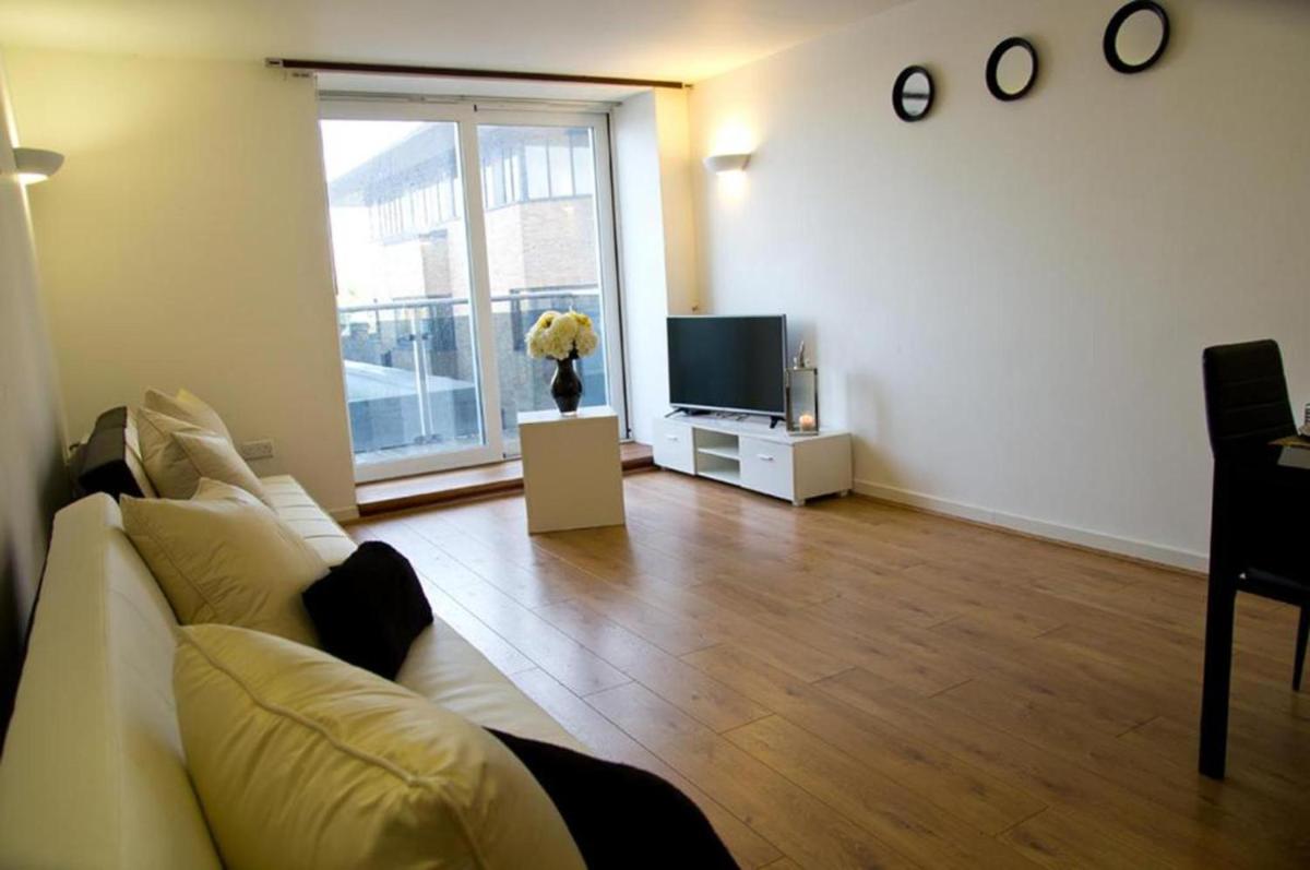 Impeccable 2-Bed Apartment in Brentwood - Housity