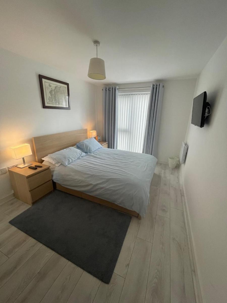 Superb 1 Bed Apartment - 3 Min to Tram - Free On Site Parking - Sleeps 3 - Housity