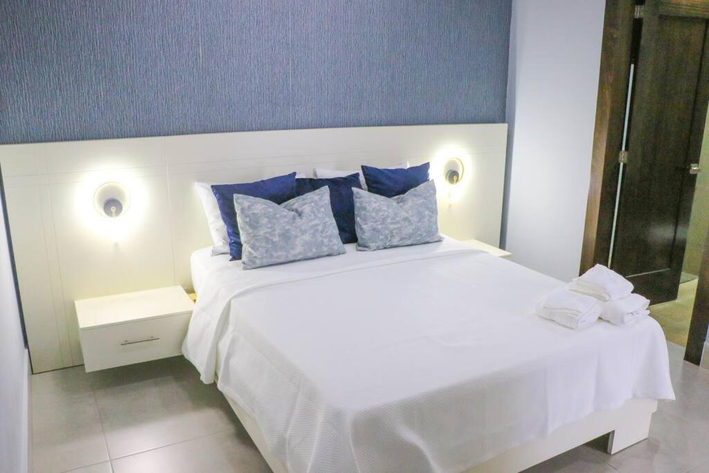 Rialto Residences / pool and gym / Luxury Apartment - Housity