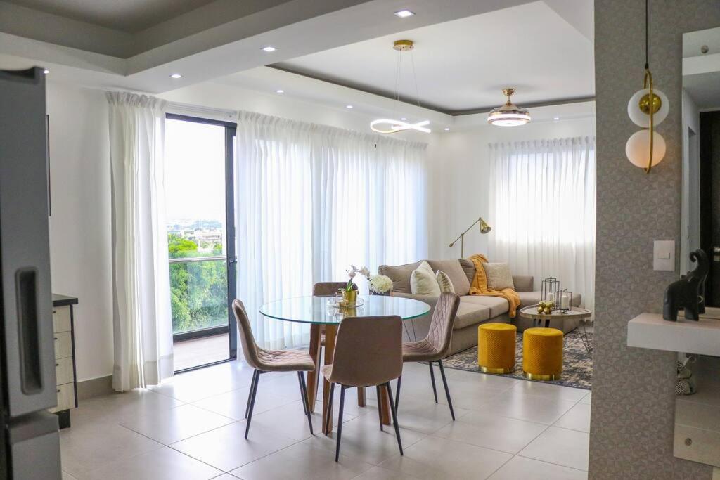 Rialto Residences / pool and gym / Luxury Apartment - Housity