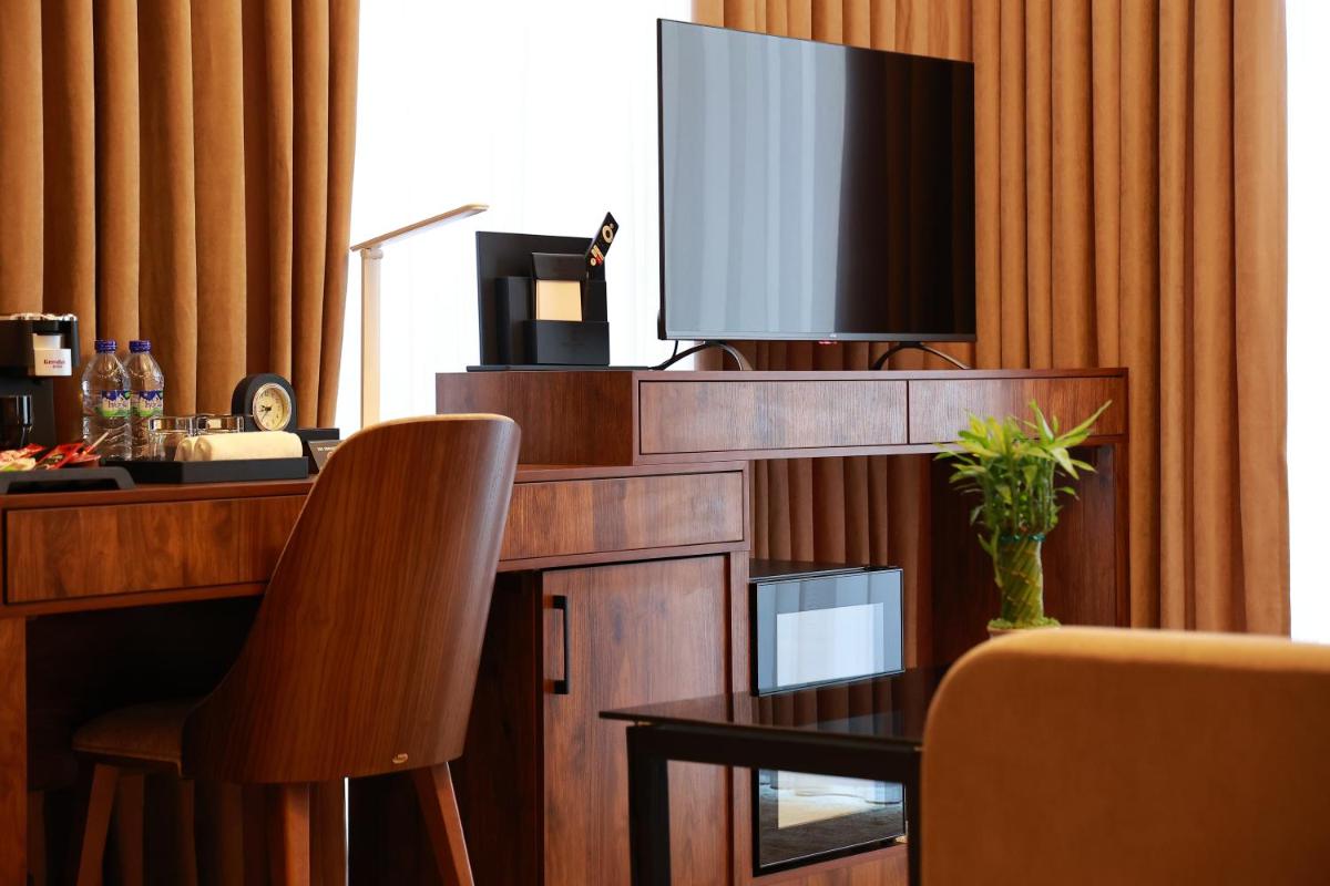 Regal Hotel by Grand - Housity