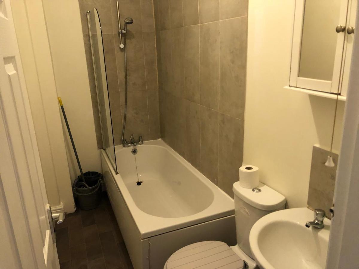 4-Bedroom House Close to Barnsley Centre - Housity