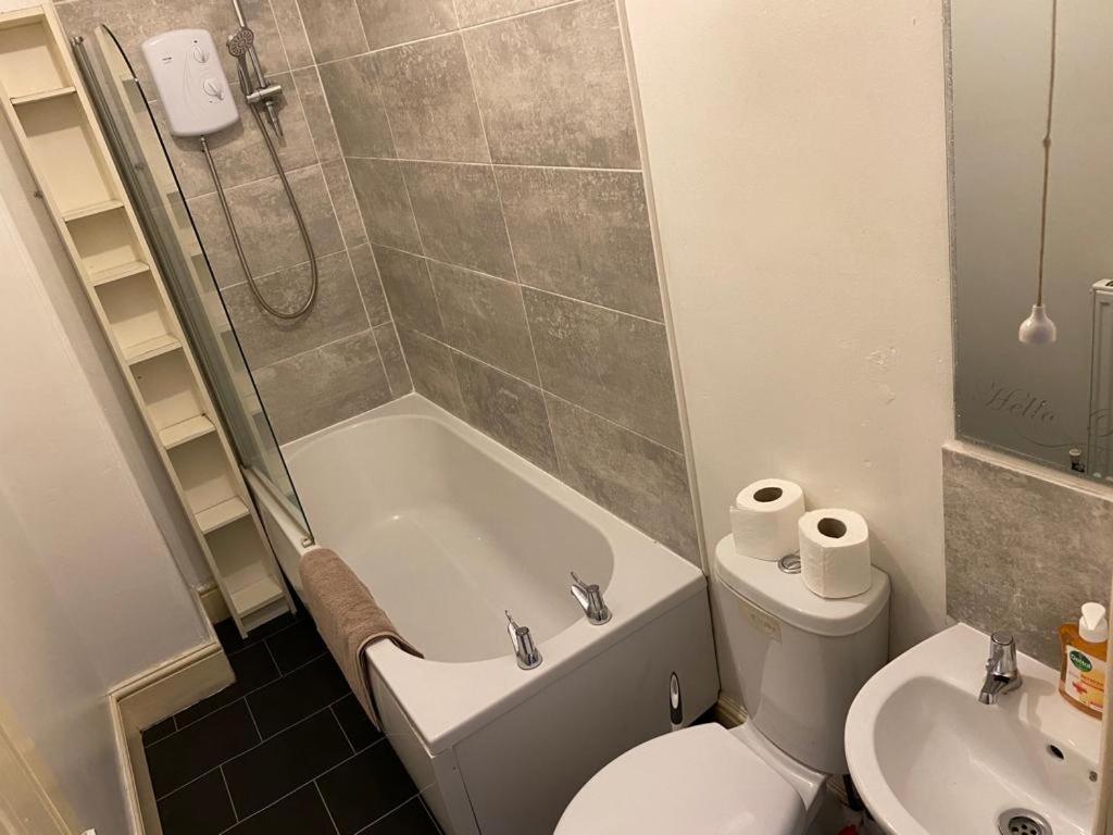 4-Bedroom House Close to Barnsley Centre - Housity