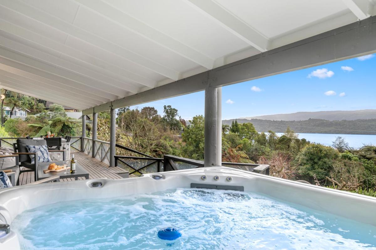 Splendour on Spencer - Lake Tarawera Holiday Home - Housity
