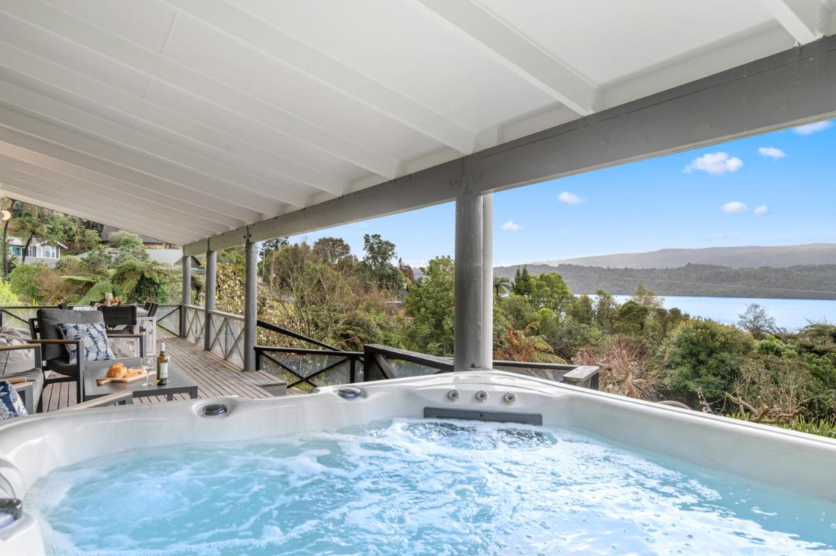 Splendour on Spencer - Lake Tarawera Holiday Home - Housity