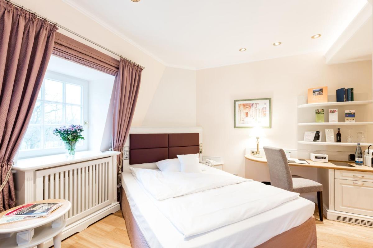 Ein Bett oder Betten in einem Zimmer der Unterkunft Waldhaus Reinbek