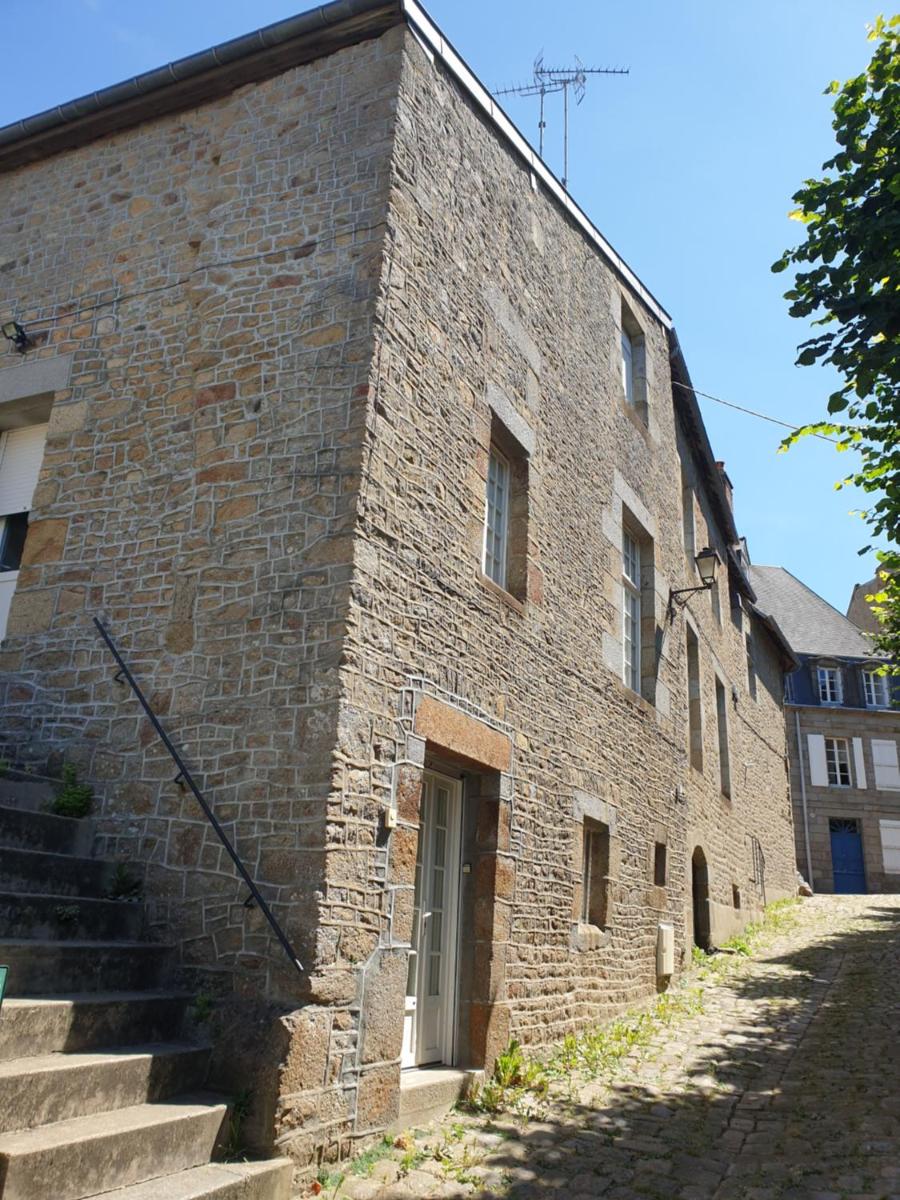 L'Abrincat'Studio, centre entre donjon et vue Mont - Hizvo