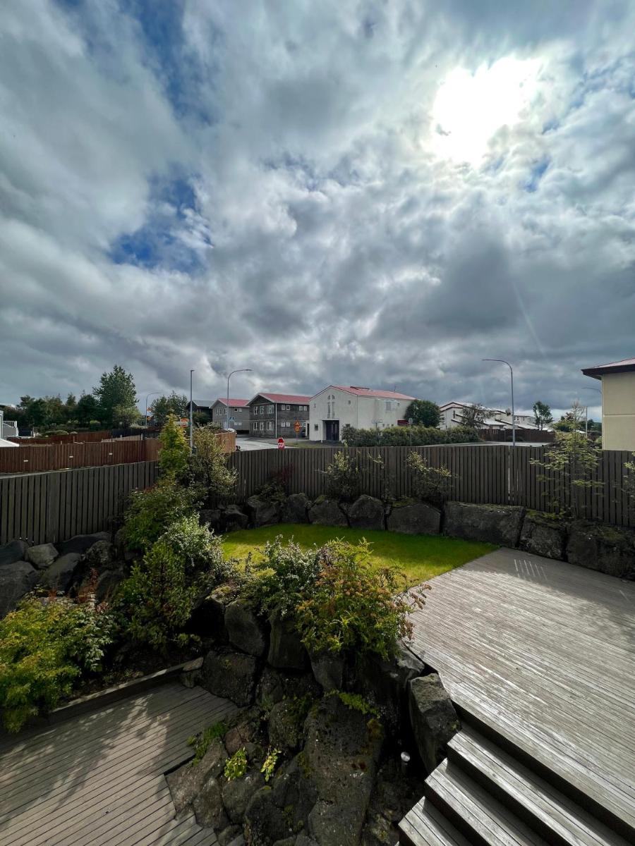 Private home with good parking and balconies - Housity