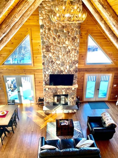 Spacious luxurious log cabin near Cooperstown NY - Housity