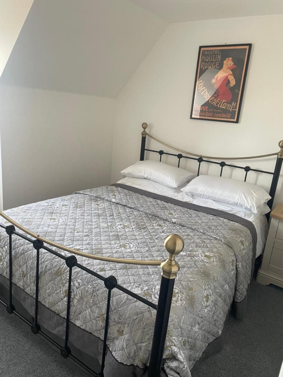 Amesbury near Stonehenge - Housity