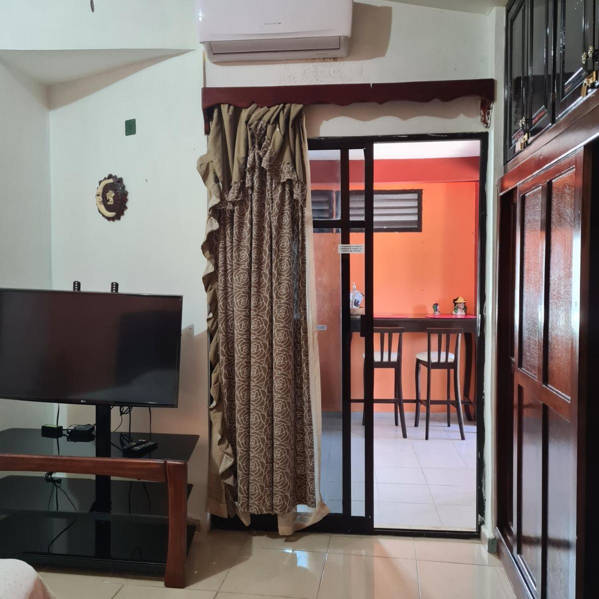 Suitetrails - Depto. MAIA: A/C, agua caliente, WiFi, tv, cable.