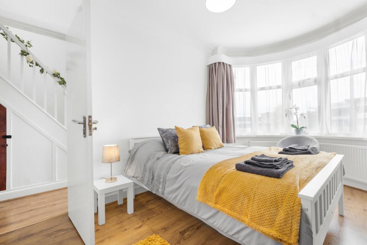 Spacious 4 Bedroom House located near NEC, BHX & HS2 - Housity