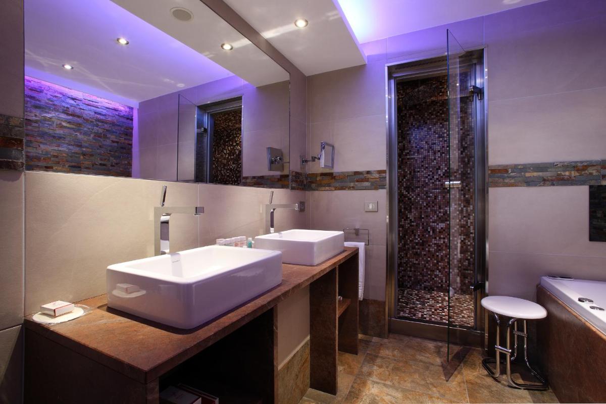 Salle de bains dans l'établissement Le Lana