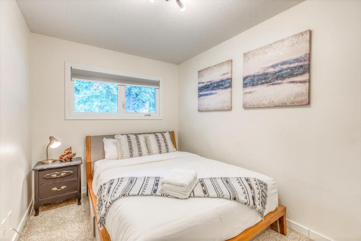 Luxury Home By North Glenmore Park - Housity