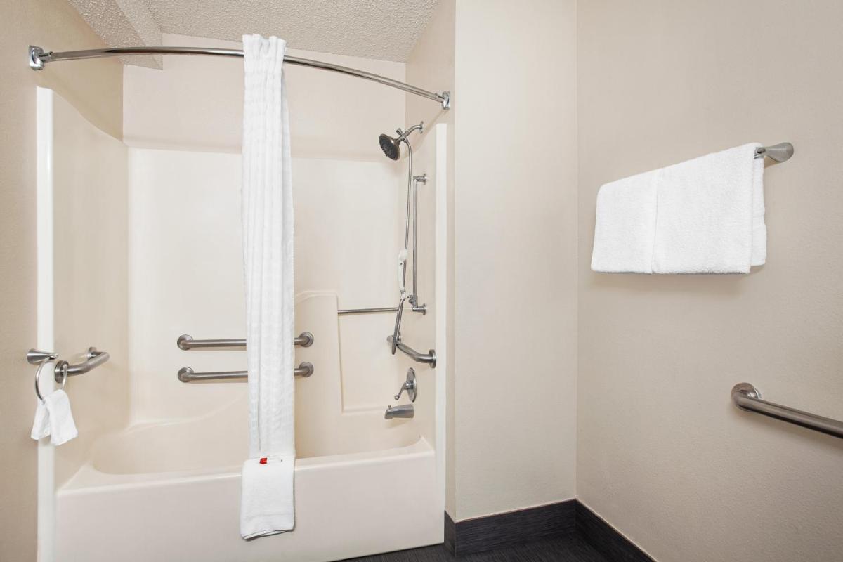 Days Inn by Wyndham Kansas City International Airport - Housity