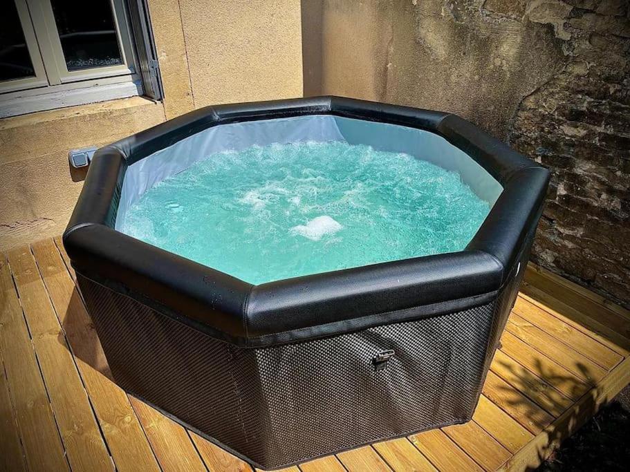 SUPERBE APPARTEMENT AVEC JARDIN ET JACUZZI - Housity