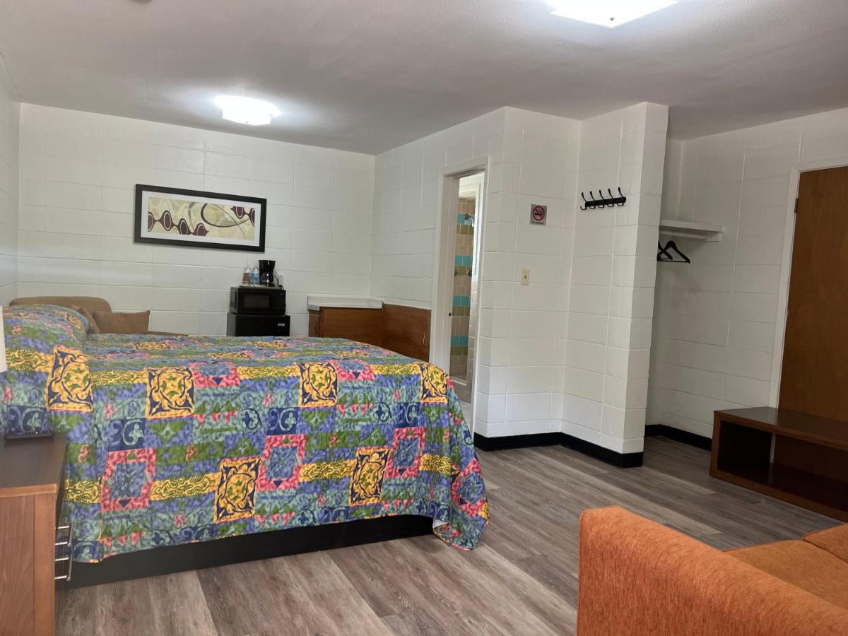 Driftwood Inn and Lodge by the lake - Housity