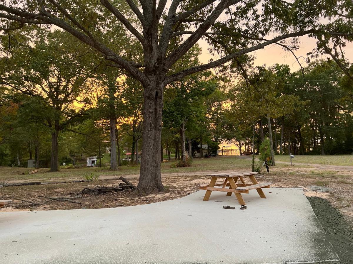 Driftwood Inn and Lodge by the lake - Housity