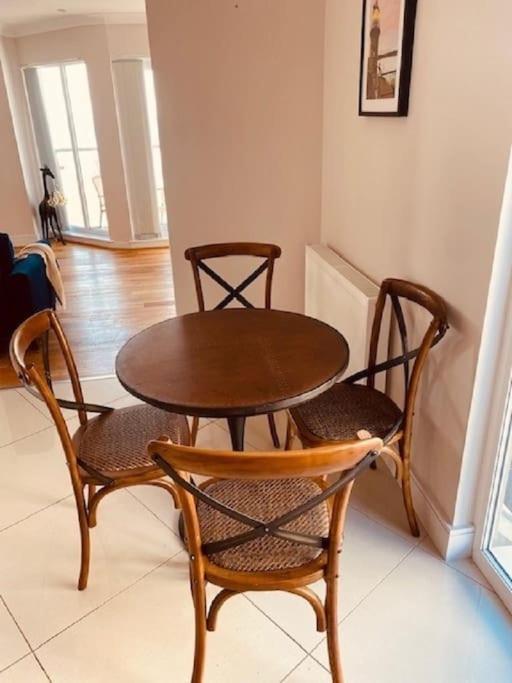 Town House in prime beachfront location. Sea views - Housity
