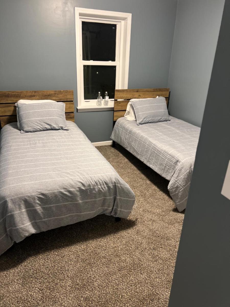 Heroes Square Hostel Shared Room - Housity