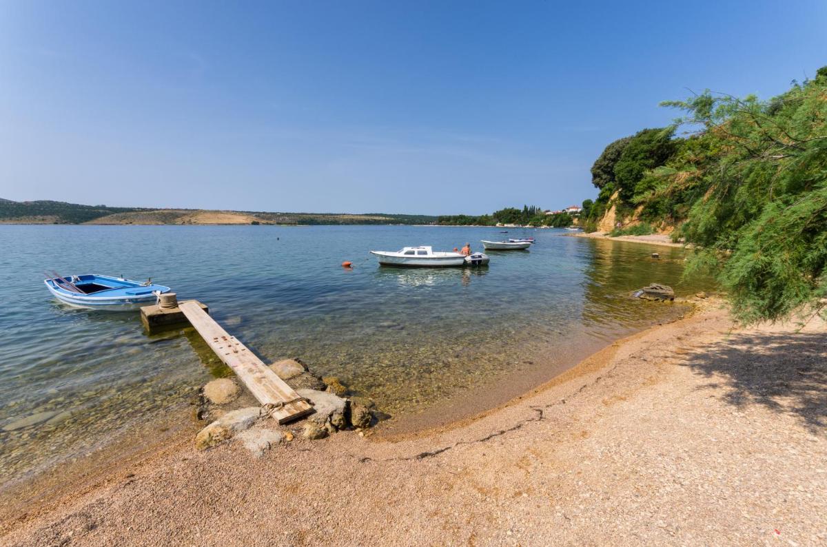 Apartments by the sea Posedarje, Novigrad - 12402 - Housity