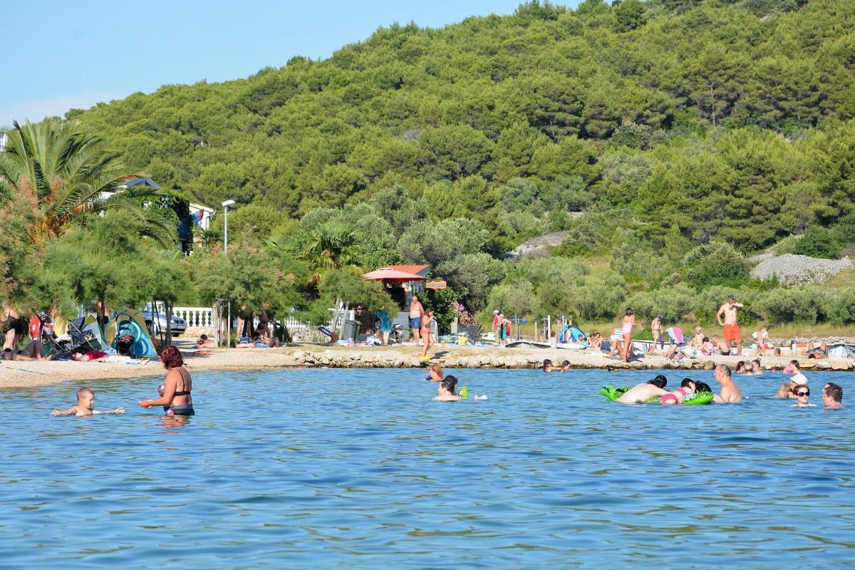 Apartments with a parking space Pirovac, Sibenik - 13977 - Housity